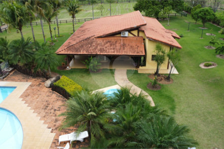 Casa à venda com 8 quartos, sendo 4 suítes, no condomínio Santa Filomena, Salto - SP
