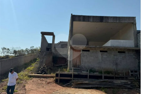 Sobrado à venda com 4 suítes em Jardim Centenário, Atibaia, SP