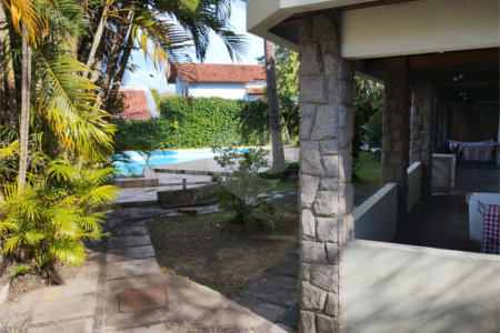 Casa à venda com 5 quartos, sendo 3 suítes, no condomínio Vilarejo, Rio de Janeiro - RJ