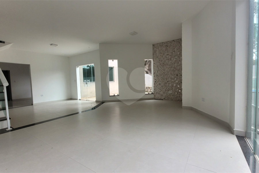 Casa à venda com 4 quartos, sendo 1 suíte, no condomínio Parque Suiça, Caieiras - SP