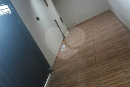 Casa térrea com 2 dormitórios.