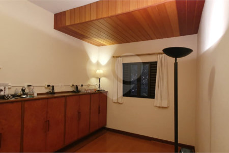 Sobrado à venda com 4 quartos, sendo 2 suítes, em Moema, São Paulo, SP