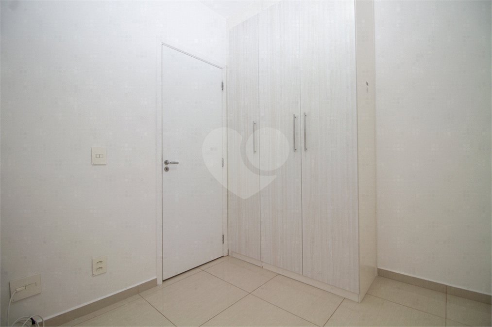 Apartamento com 02 dormitórios, sendo 1 suíte com 02 vagas de garagem