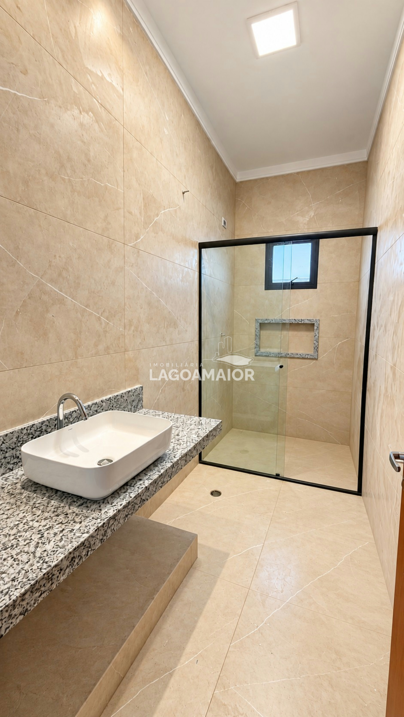 Casa à venda com 3 quartos, sendo 1 suíte, no condomínio Terra Ville, Três Lagoas - MS