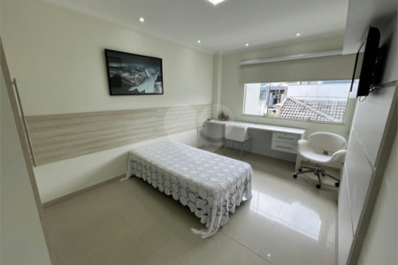 Casa à venda com 3 quartos, sendo 1 suíte, no condomínio Golden Village, Rio de Janeiro - RJ