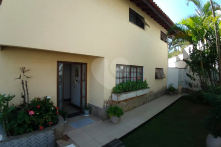 Casa à venda com 3 quartos, sendo 2 suítes,  em Vila Oliveira, Mogi das Cruzes, SP