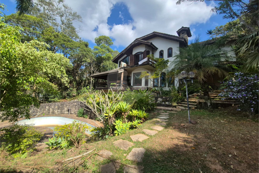 Casa à venda com 3 quartos, sendo 4 suítes, no condomínio Alpes da Cantareira, Mairiporã - SP