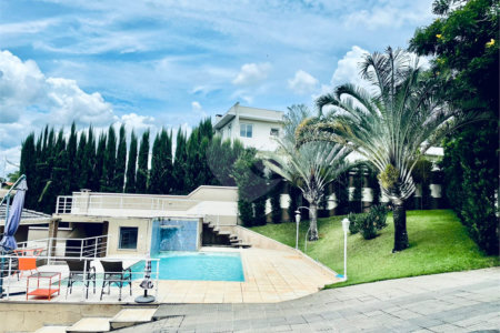 Casa à venda com 3 quartos, sendo 1 suíte, no condomínio Shambala I, Atibaia - SP