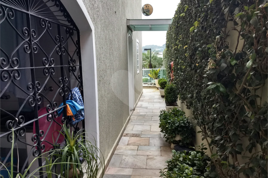 Casa Térrea à venda ou para alugar com 4 suítes em Horto, São Paulo, SP