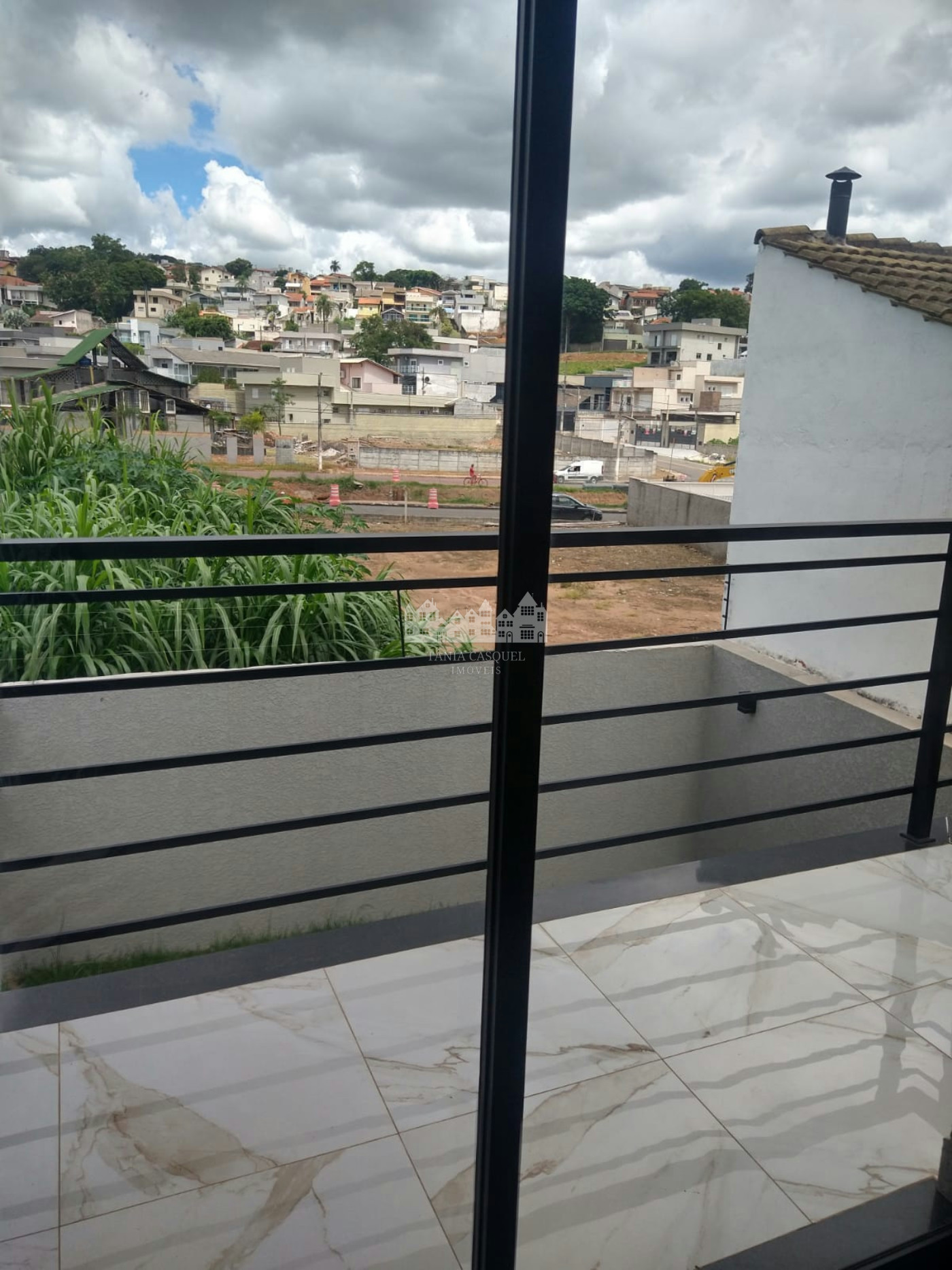 Sobrado à venda ou para alugar com 3 suítes em Jardim do Lago, Atibaia, SP