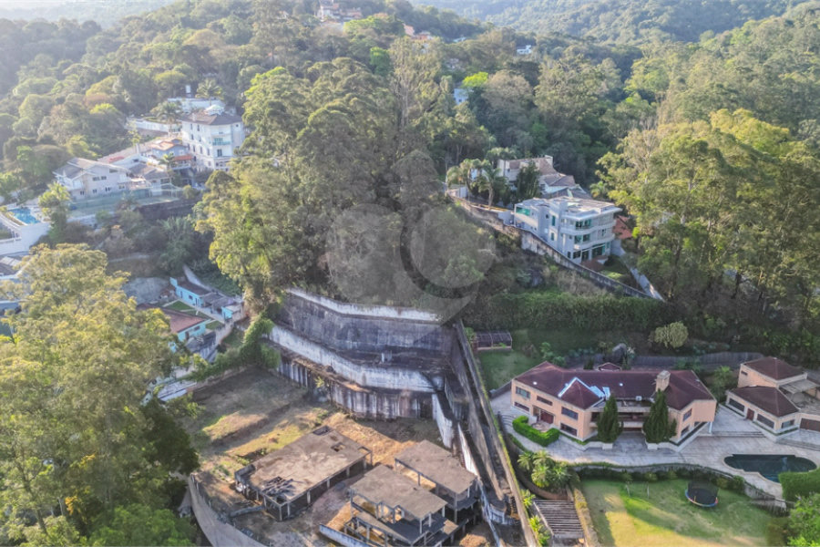 Casa à venda ou para alugar com 4 quartos, sendo 3 suítes,  no condomínio Da Serra, São Paulo - SP