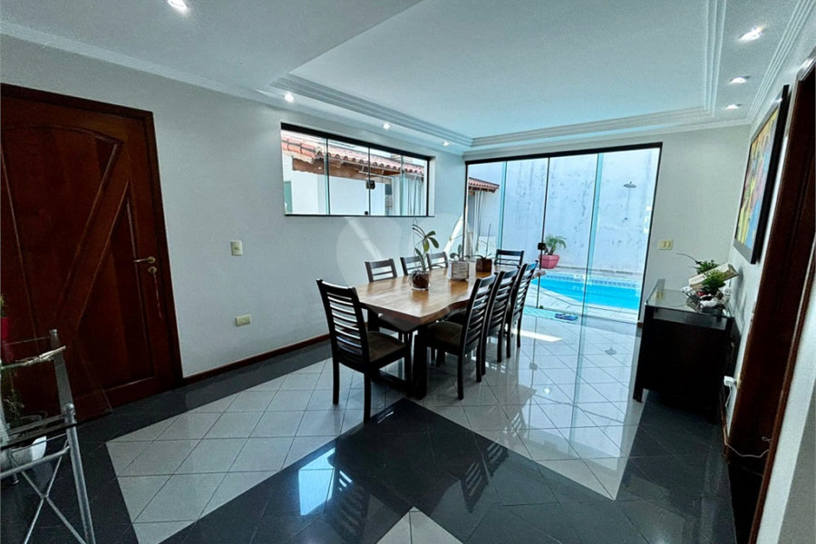 Sobrado à venda com 4 quartos, sendo 1 suíte, em Tremembé, São Paulo, SP