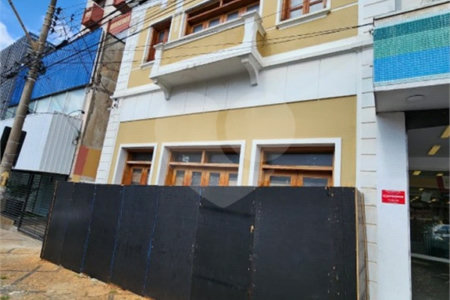 Sobrado á venda localizado no centro.