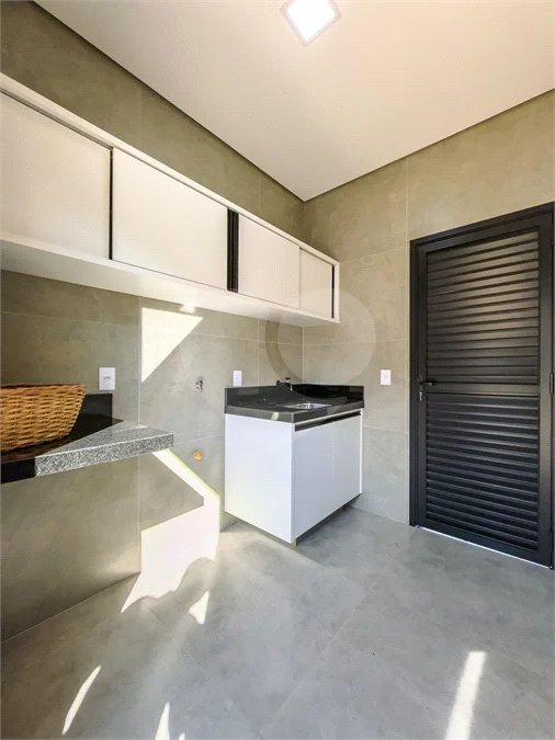 Indaiatuba - Condomínio Milano - Sobrado - 350 m² de terreno - 240 m² de área construída - 4 vagas de garagem, sendo 2 cobertas - Salas de estar e jantar integradas - 3 suítes com closet e varanda no pavimento superior - Escritório no térreo - Espaço gourmet com churrasqueira - Banheiro externo