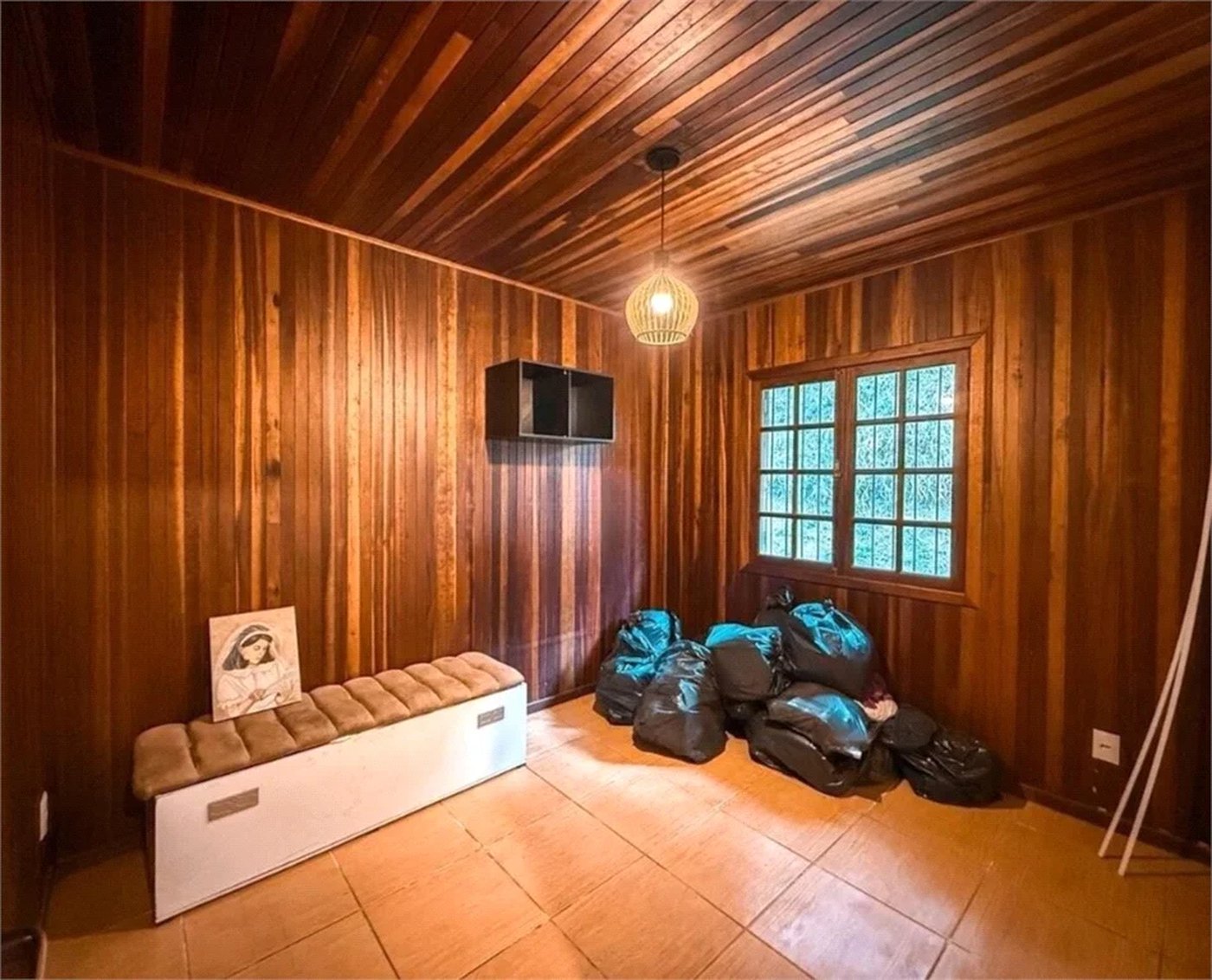 Casa na Granja Viana com 1.600m² de terreno, lareira e amplo espaço para veículos