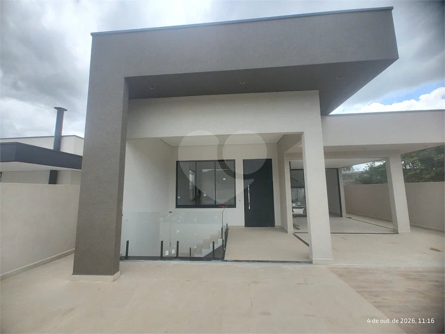 Casa exclusiva em Atibaia de alto padrão com 3 suítes, piscina, espaço gourmet, condomínio fechado, aceita financiamento