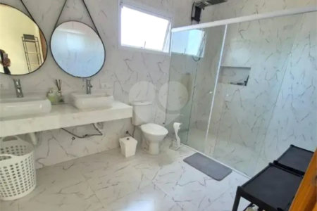 Casa à venda com 3 suítes no condomínio Chácaras Arumã, Sarapuí - SP