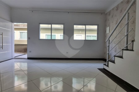 Casa à venda com 3 quartos, sendo 1 suíte, no condomínio Rafaela I, São Paulo - SP