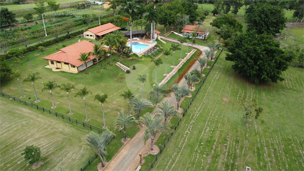 Casa à venda com 8 quartos, sendo 4 suítes, no condomínio Santa Filomena, Salto - SP