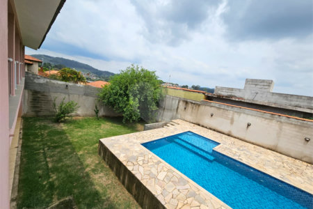 Casa à venda com 4 quartos, sendo 1 suíte,  no condomínio Jardim Shangri-lá, Atibaia - SP