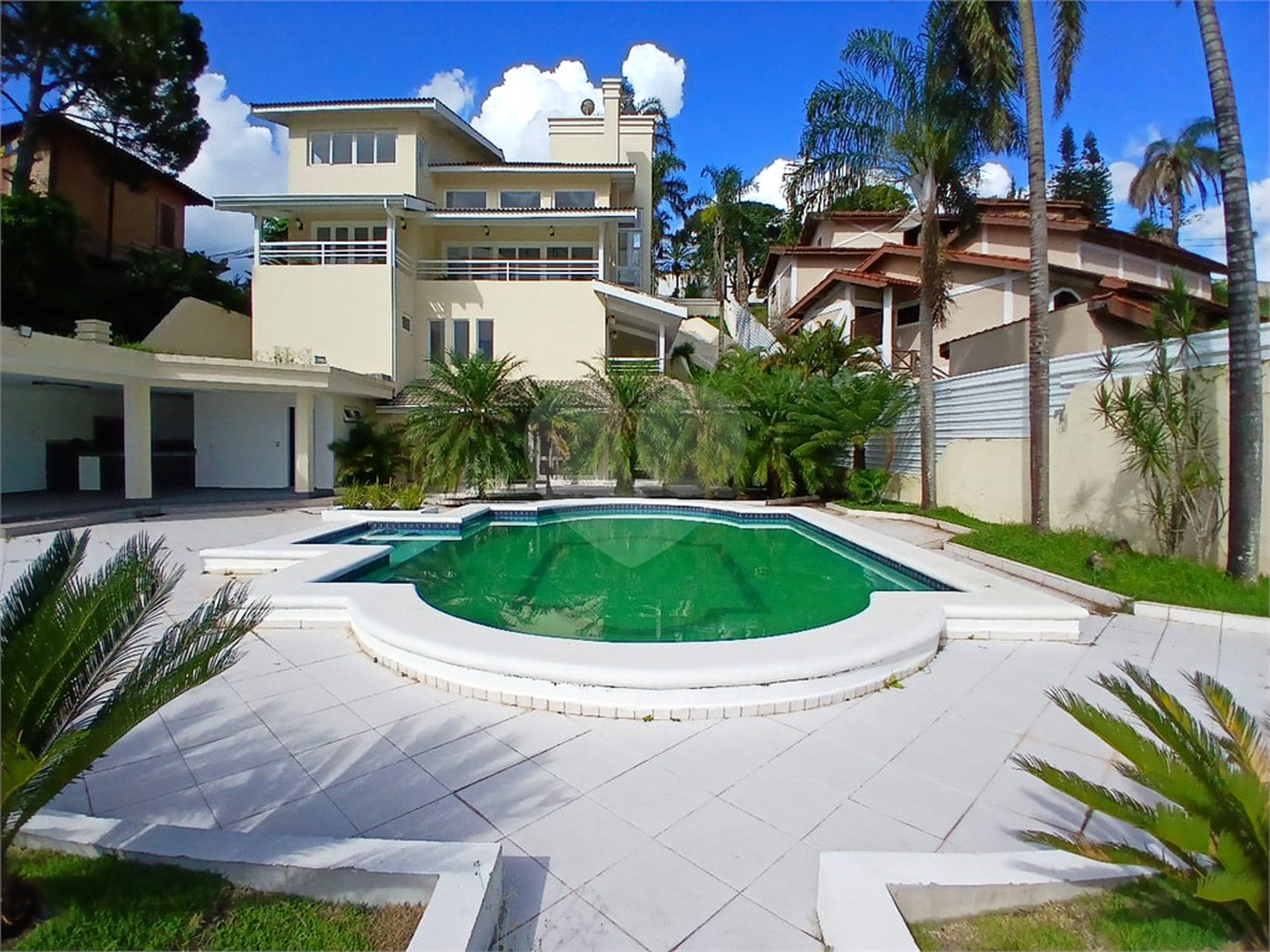 Casa à venda com 4 quartos, sendo 2 suítes, no condomínio Flamboyant, Atibaia - SP
