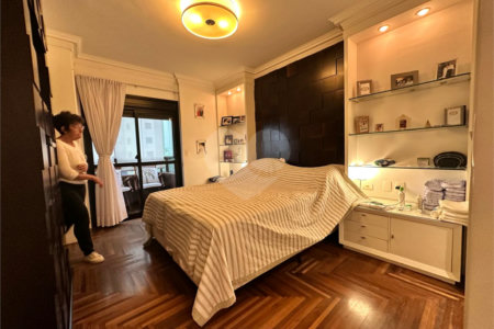 Apartamento à venda com 4 quartos, sendo 3 suítes,  em Vila Andrade, São Paulo, SP