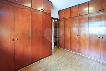 Casa à venda com 4 quartos, sendo 3 suítes,  no condomínio Vila das Flores, São Paulo - SP