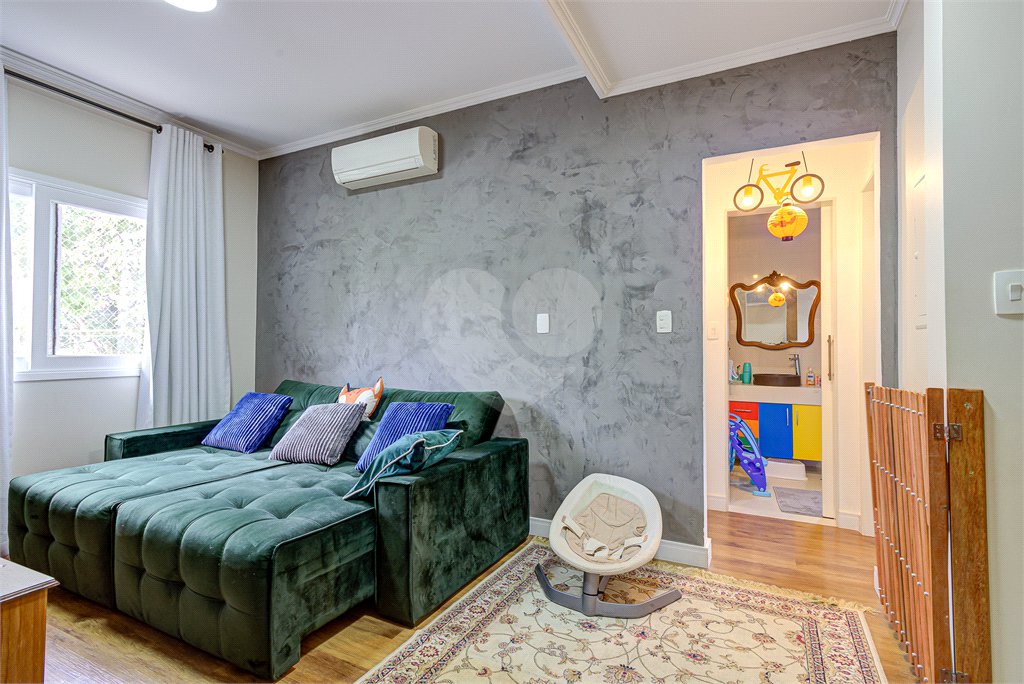 Casa à venda com 4 quartos, sendo 2 suítes, no condomínio Vila dos Ipês, São Paulo - SP