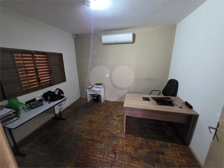 Casa térrea à venda com amplo quintal e grande potencial na Vila Nery
