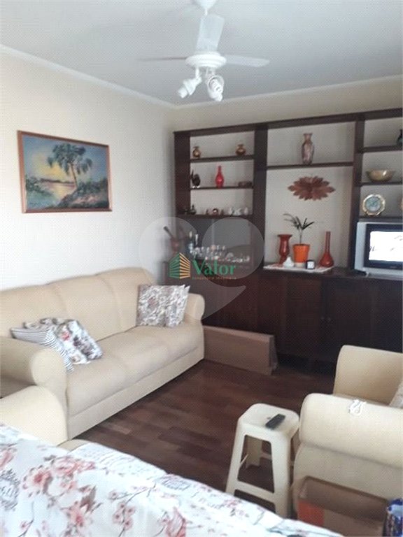 Ampla casa no condomÍnio Parque Fehr, contendo: