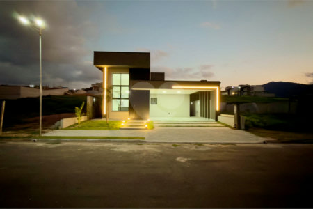 Casa térrea 3 dormitórios (3 suítes), espaço gourmet, piscina, 2 vagas garagem, condomínio fechado com ampla área lazer