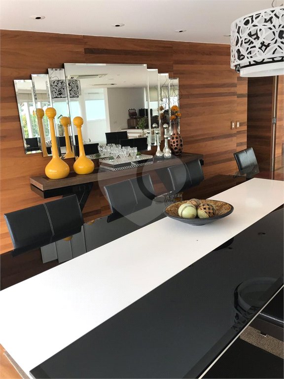 Casa à venda com 4 quartos, sendo 8 suítes, no condomínio Residencial Jd. Ibiratiba, São Paulo - SP