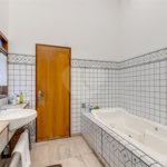Casa à venda com 5 quartos, sendo 4 suítes, em Alto da Boa Vista, São Paulo, SP