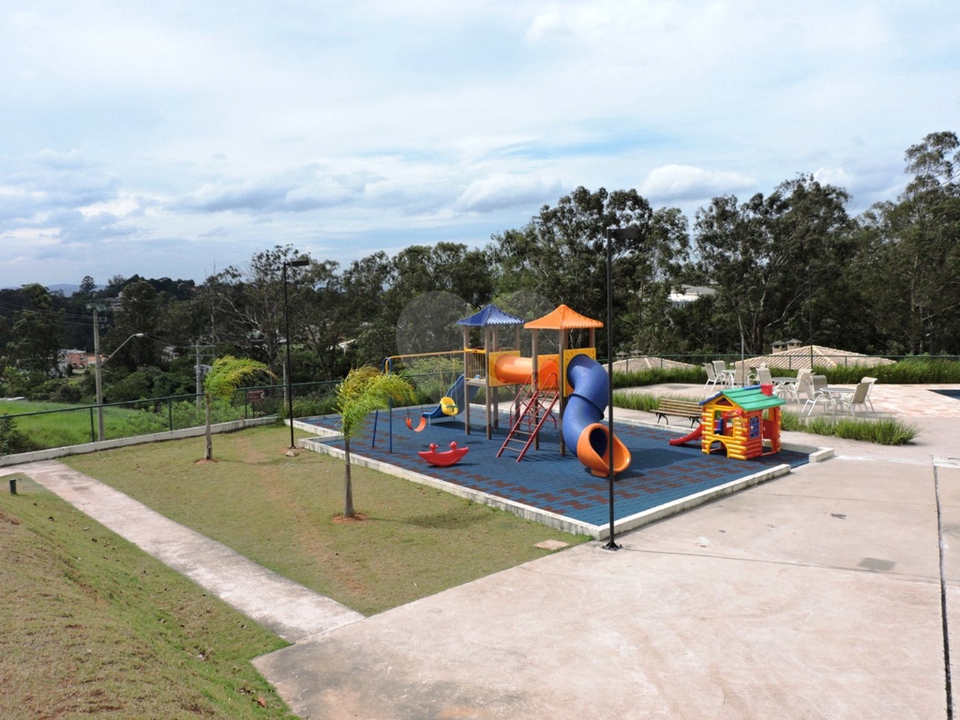 Casa à venda com 3 suítes no condomínio Reserva Santa Maria, Jandira - SP