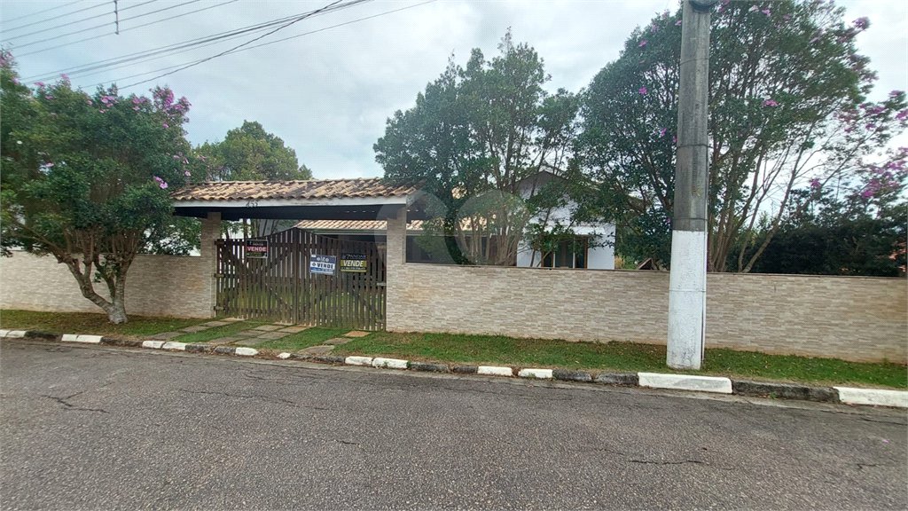Casa à venda com 4 quartos, sendo 1 suíte, no condomínio Marf II, Bom Jesus dos Perdões - SP