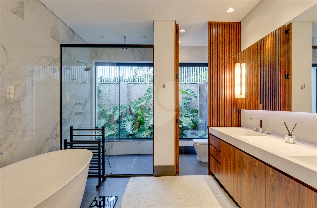 Casa Térrea à venda ou para alugar com 4 suítes em Alto da Boa Vista, São Paulo, SP