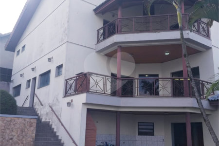 Casa à venda com 4 quartos, sendo 3 suítes, no condomínio Arujá 5, Arujá - SP