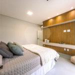 Casa Térrea – Condomínio Maria Cândida - 300 m² de terreno - 212 m² de área construída - 4 vagas de garagem, sendo 2 cobertas - Sala de jantar e estar integradas, com pé-direito duplo e cortina - 3 suítes com ar-condicionado, sendo 1 master com closet – planejado – Roupeiro – Escritório - Cozinha