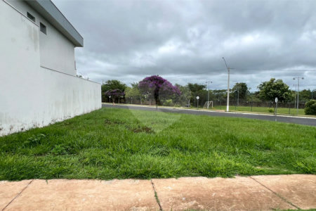Lote de esquina à venda no Condomínio Faixa Azul