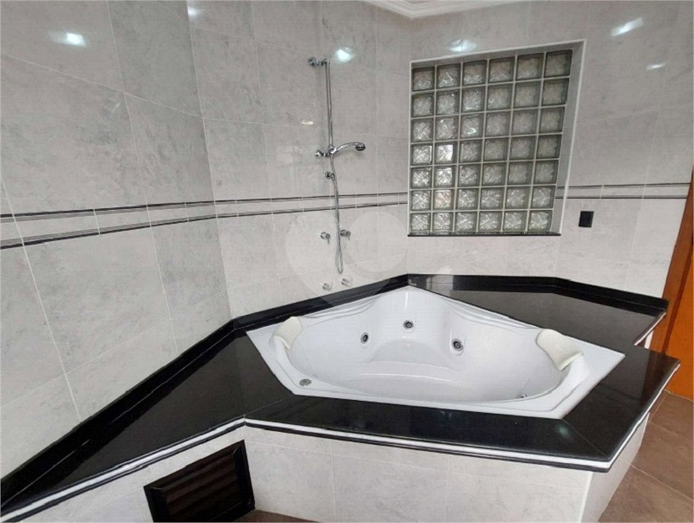 Casa à venda com 4 suítes no condomínio Reserva Colonial, Valinhos - SP