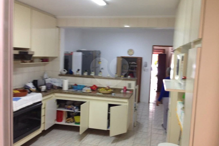 Vende-se Sobrado em Condomínio Fechado – 3 Dormitórios | 180 m²