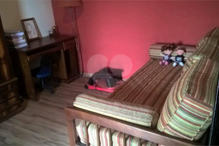 Sobrado à venda com 3 quartos, sendo 1 suíte, em Bocaina, Ribeirão Pires, SP