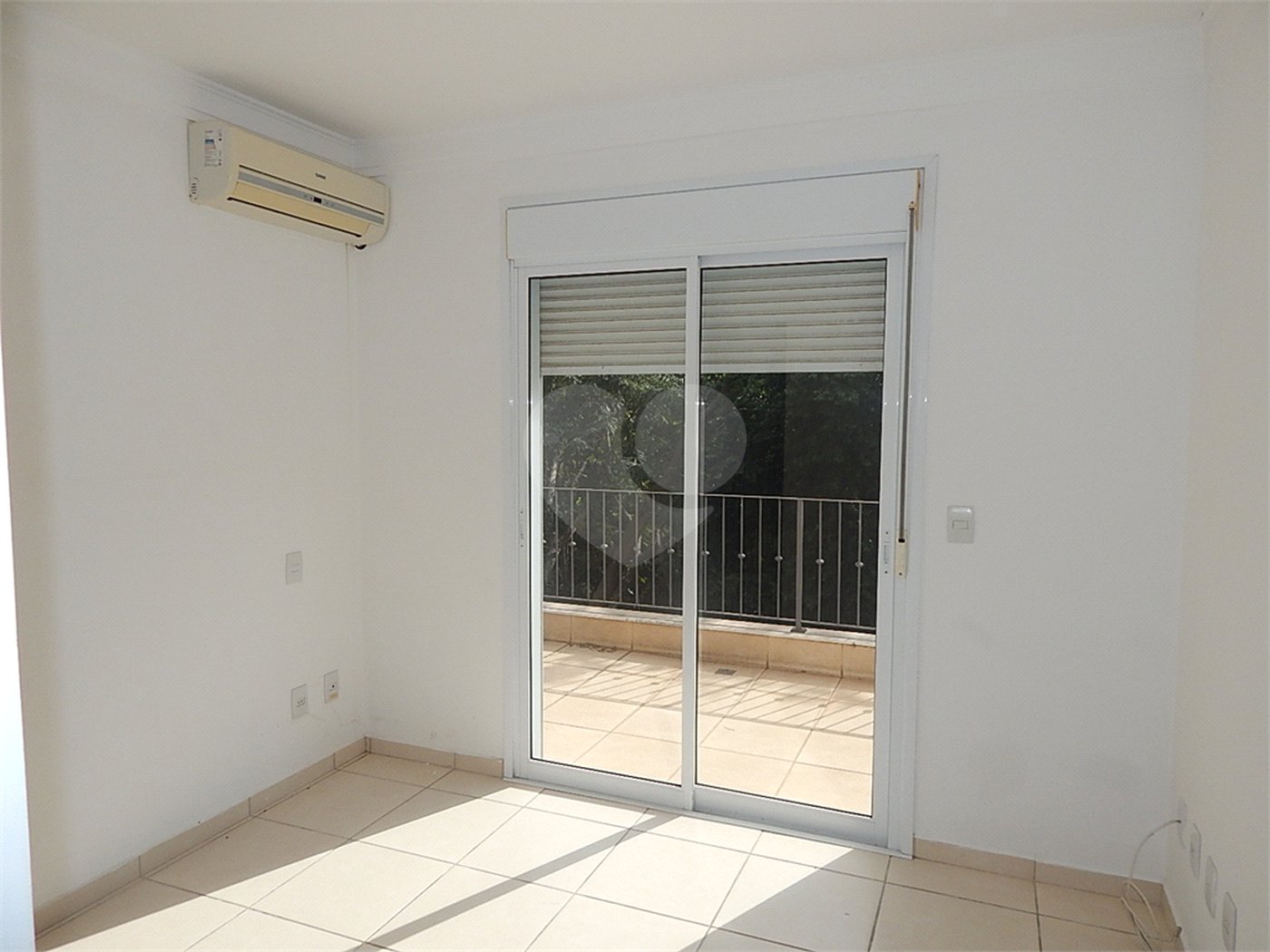 Casa à venda com 3 suítes no condomínio Recanto dos Paturis, Vinhedo - SP