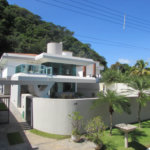 Casa de Alto Padrão com 5 Suítes e Lazer Completo– Guarujá