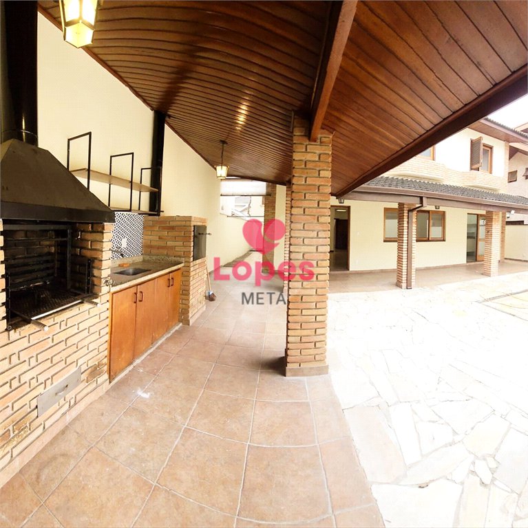 Casa à venda com 4 quartos, sendo 2 suítes, no condomínio Colinas, São José dos Campos - SP