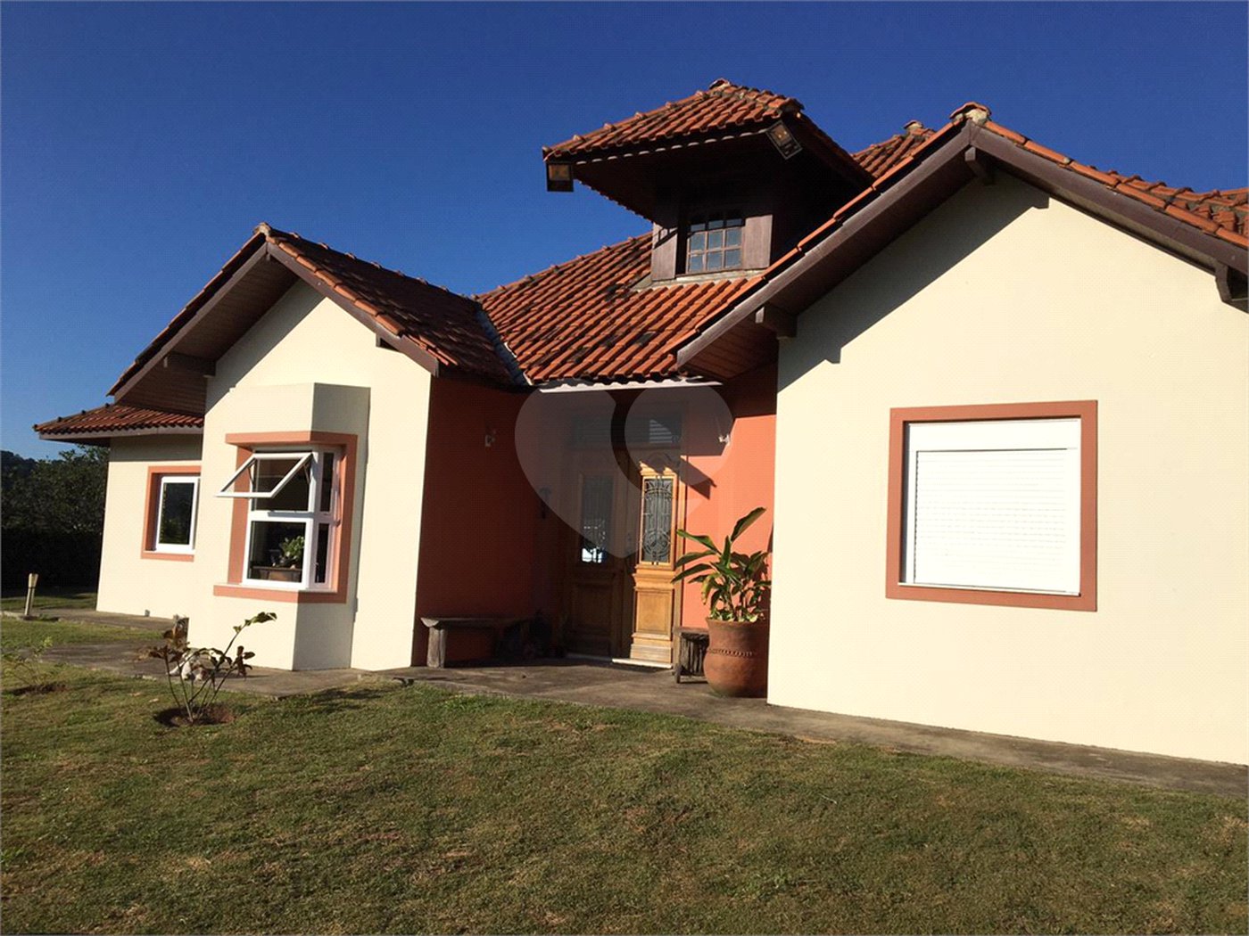 Casa à venda com 3 suítes no condomínio Suíça da Cantareira, Mairiporã - SP