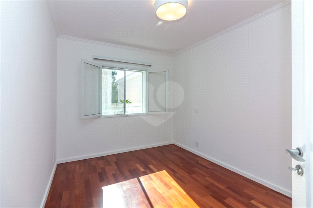 Casa à venda com 4 quartos, sendo 2 suítes, no condomínio Stephanie, São Paulo - SP