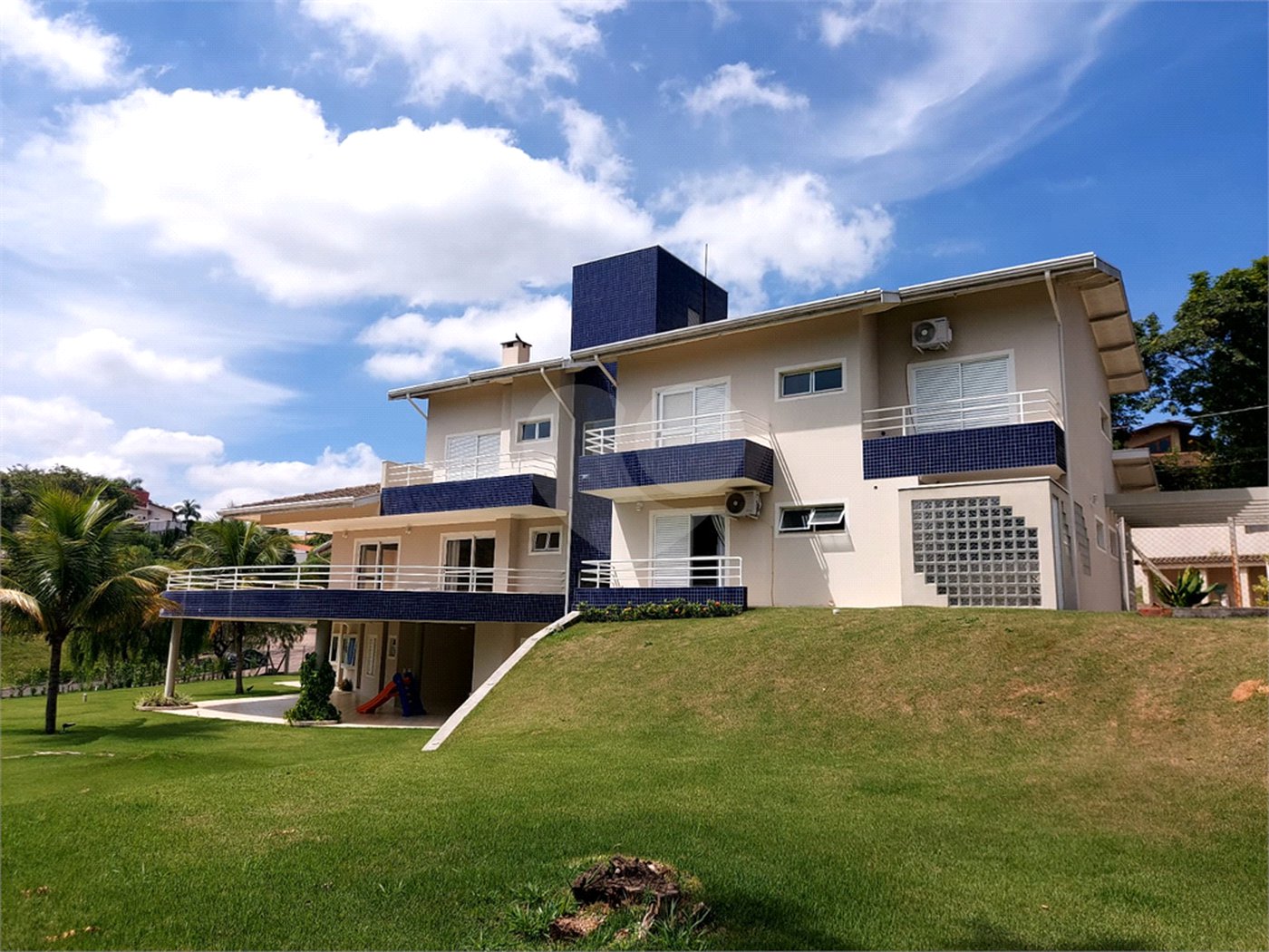 Casa à venda com 5 suítes no condomínio Vila Hípica I, Vinhedo - SP