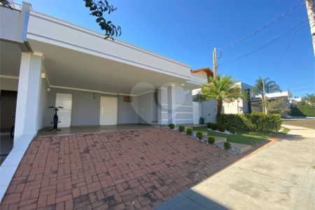 Casa térrea com piscina para venda no Condomínio Quebec.
