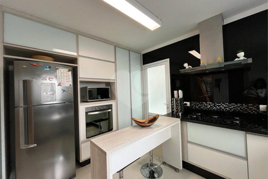 Casa à venda com 4 quartos, sendo 2 suítes, no condomínio Floradas da Serra, São Paulo - SP